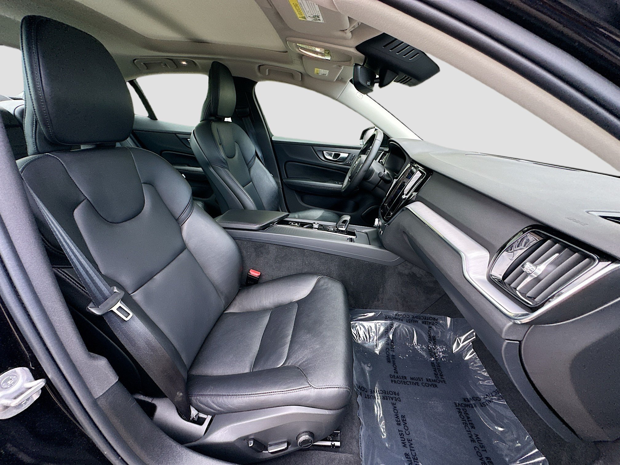 Used 2024 Onyx Black Metallic Volvo Core Dark Theme image 24