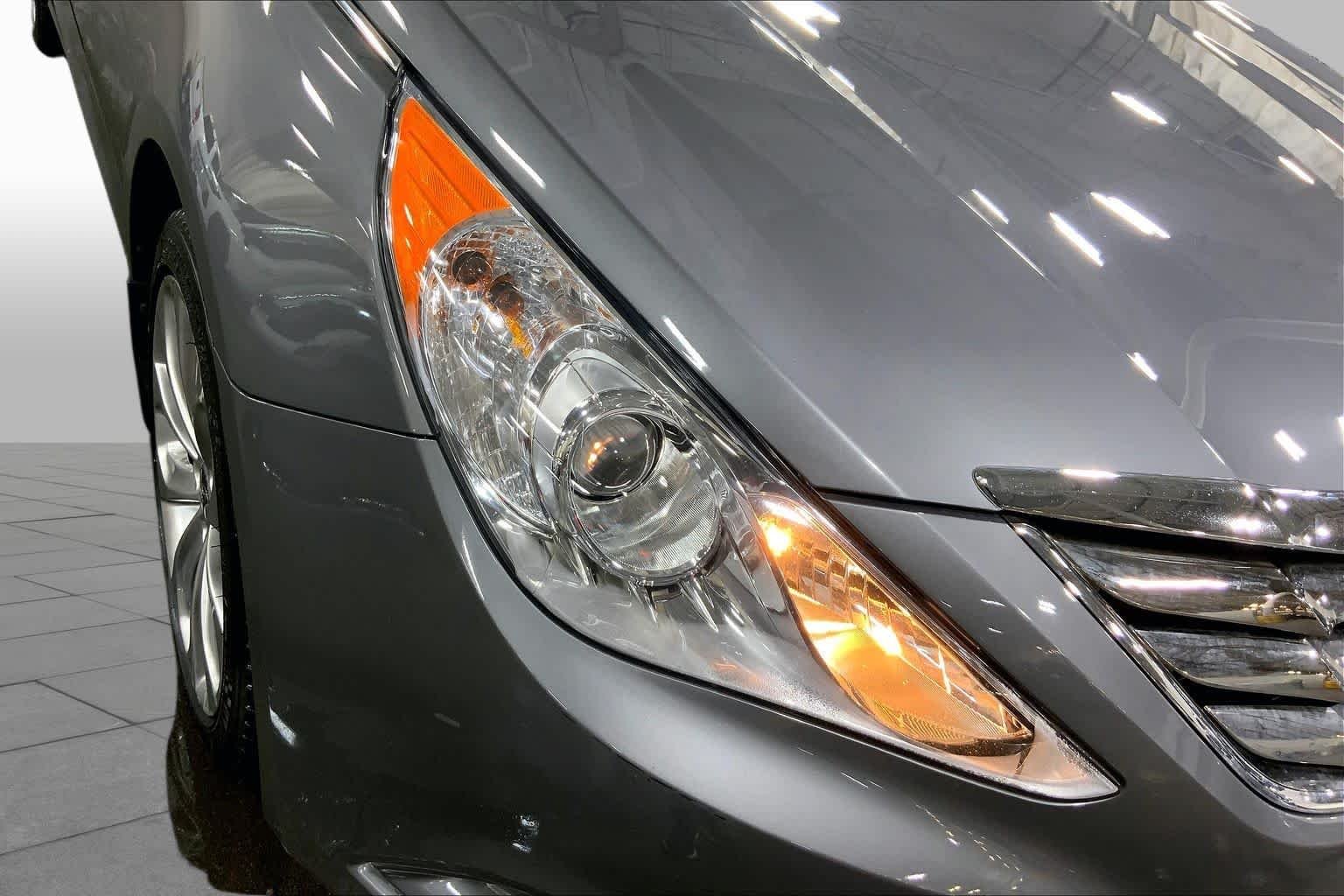 Used 2011 Harbor Gray Metallic Hyundai SE image 27