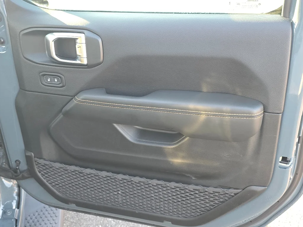 Used 2025 Anvil Clear Coat Jeep Sahara 4xe image 20