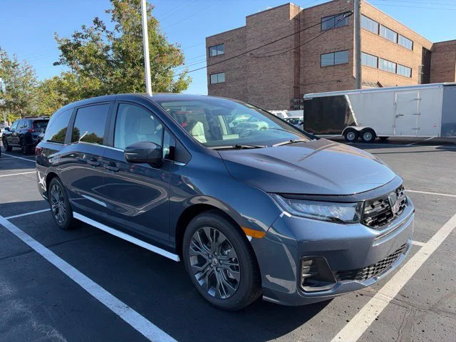 New 2027 Smoke Blue Pearl Honda Touring image 3