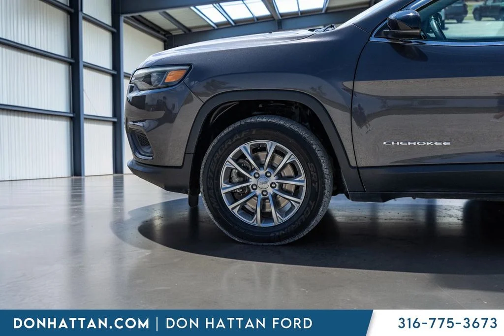 Certified Used 2022 Gray Jeep Latitude Lux image 29