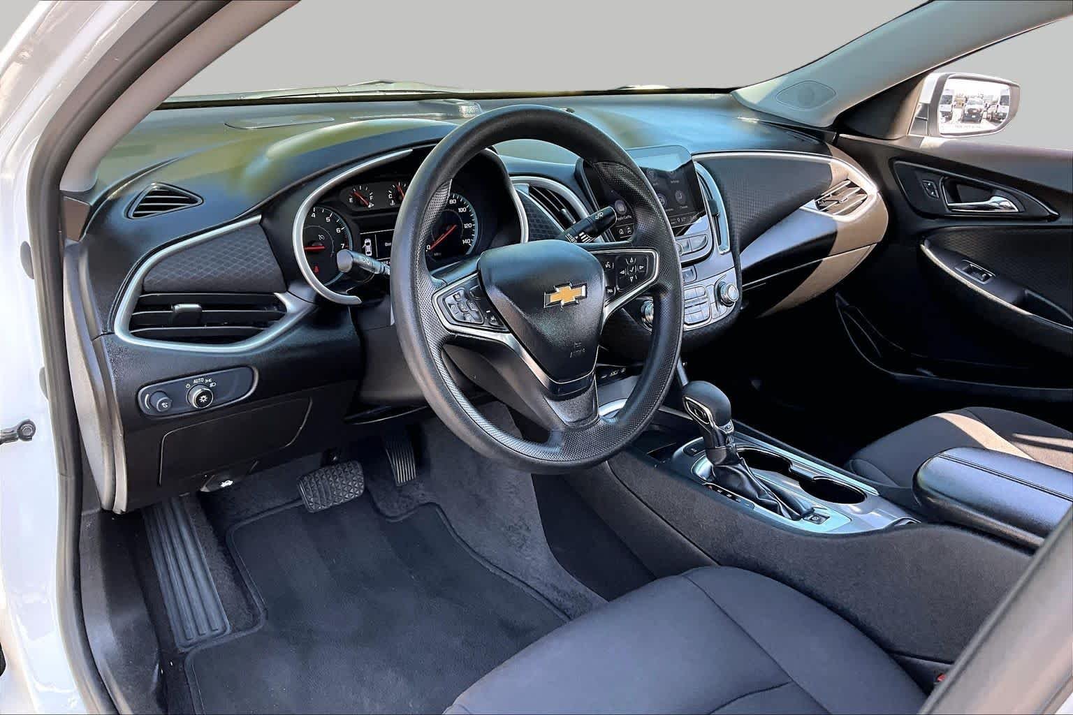 Used 2025 White Chevrolet LT image 16