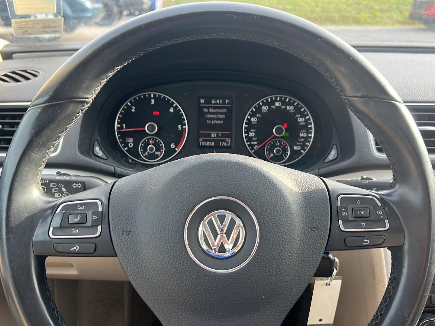 Used 2013 Candy White Volkswagen TDI SE w/Sunroof & Nav image 19