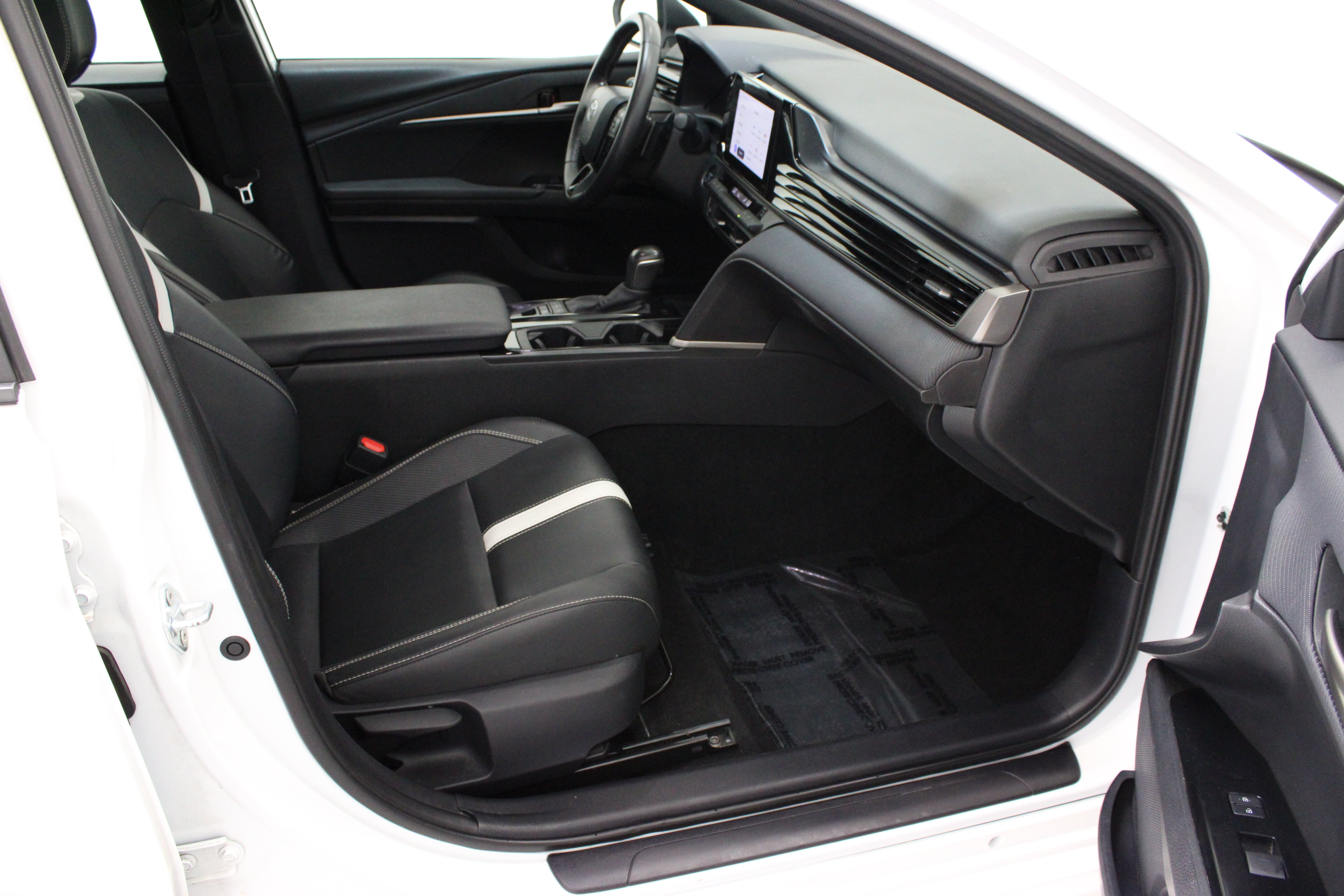 Used 2025 BLIZZARD PEARL Toyota SE image 36