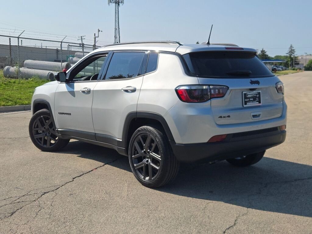 New 2026 Silver Zynith Metallic Clearcoat Jeep Latitude image 11