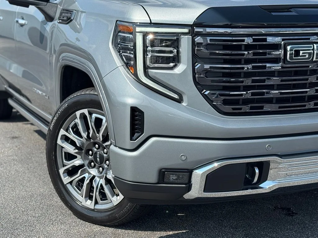 Used 2025 Silver GMC Denali Ultimate image 3