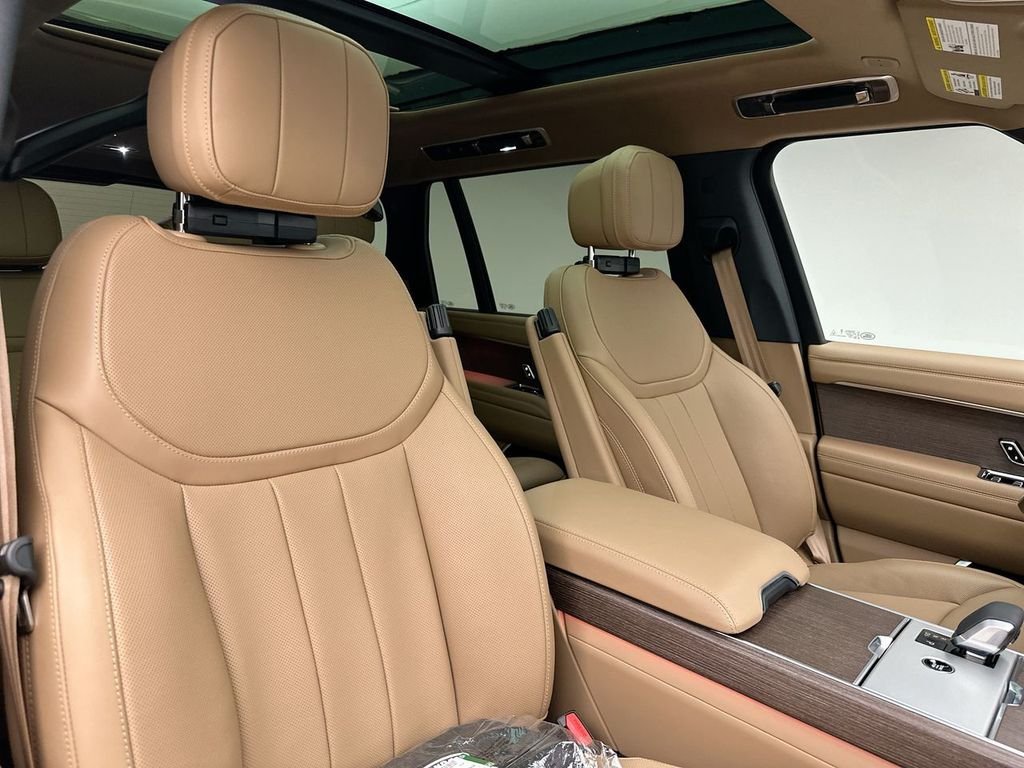 New 2026 Eiger Grey Metallic Land Rover SE image 6