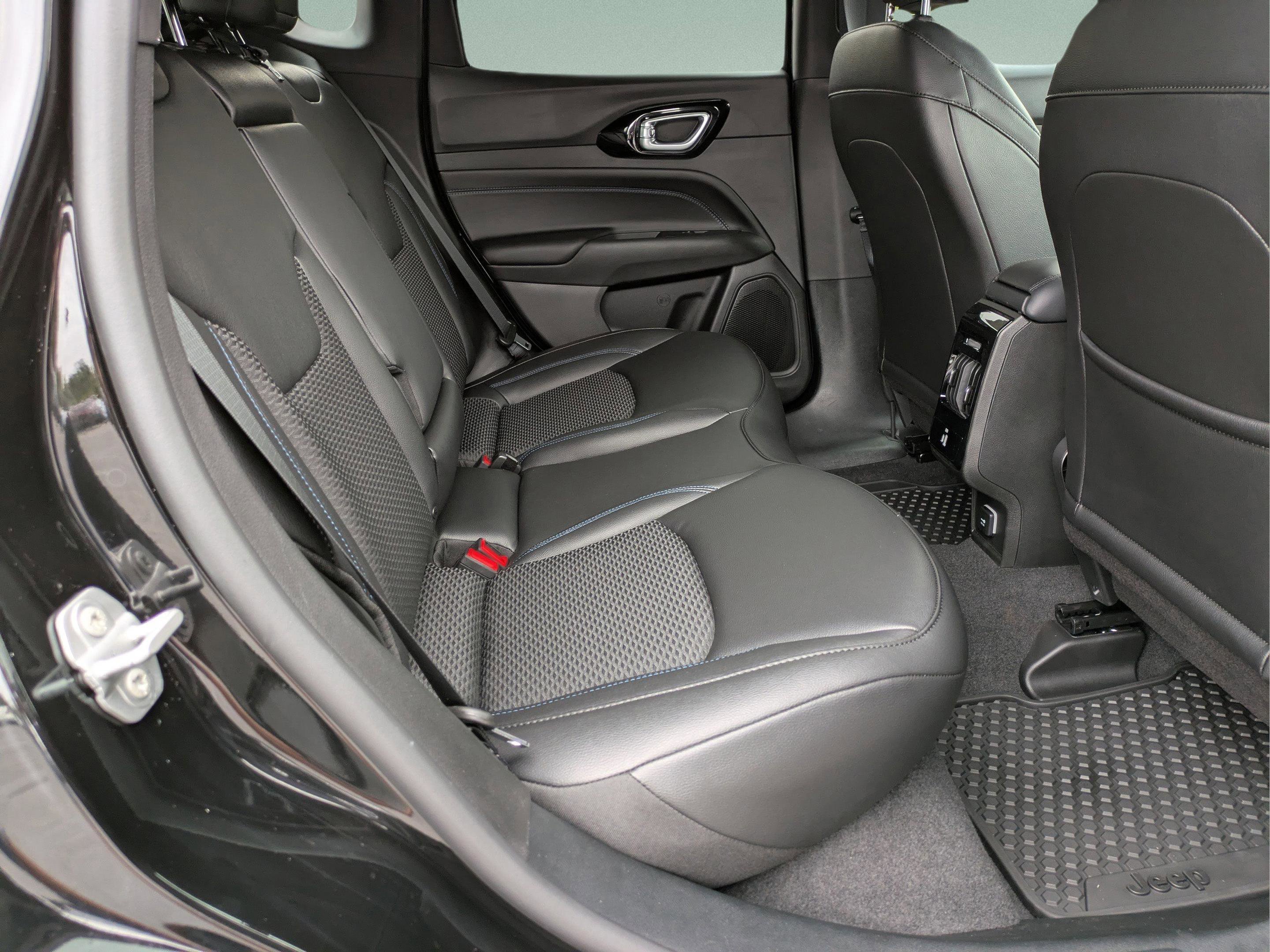 New 2026 Diamond Black Crystal Pearlcoat Jeep Latitude image 22