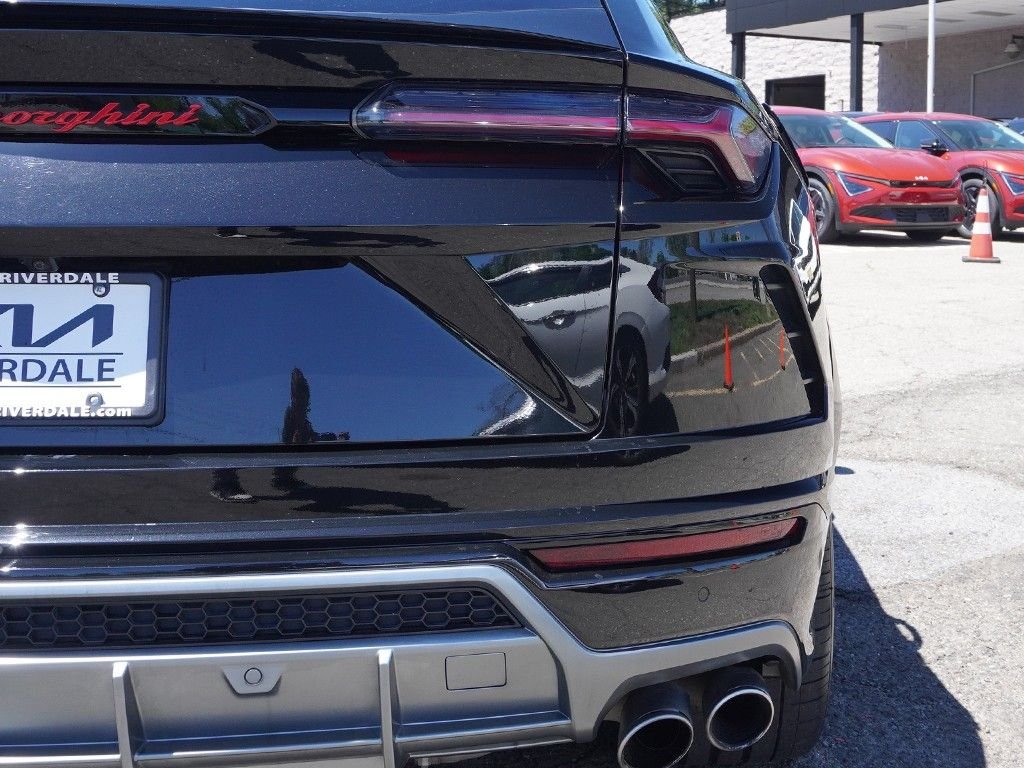 Used 2020 Black Lamborghini Base image 16