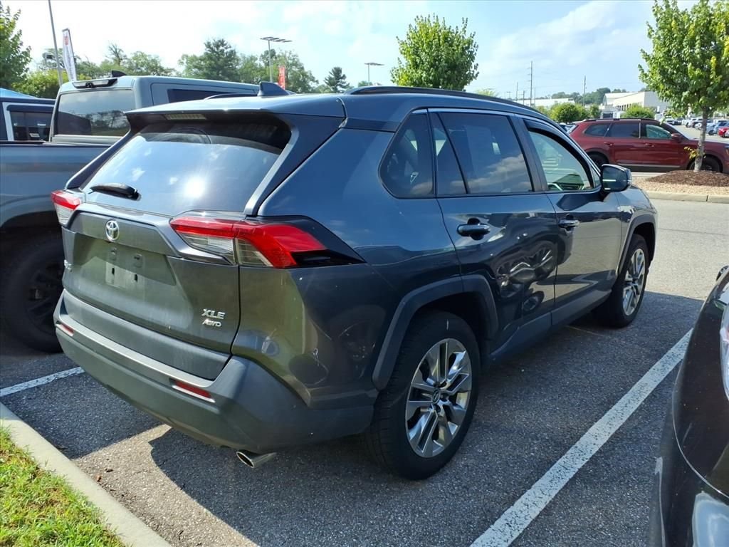 Used 2019 Gray Toyota XLE Premium image 2
