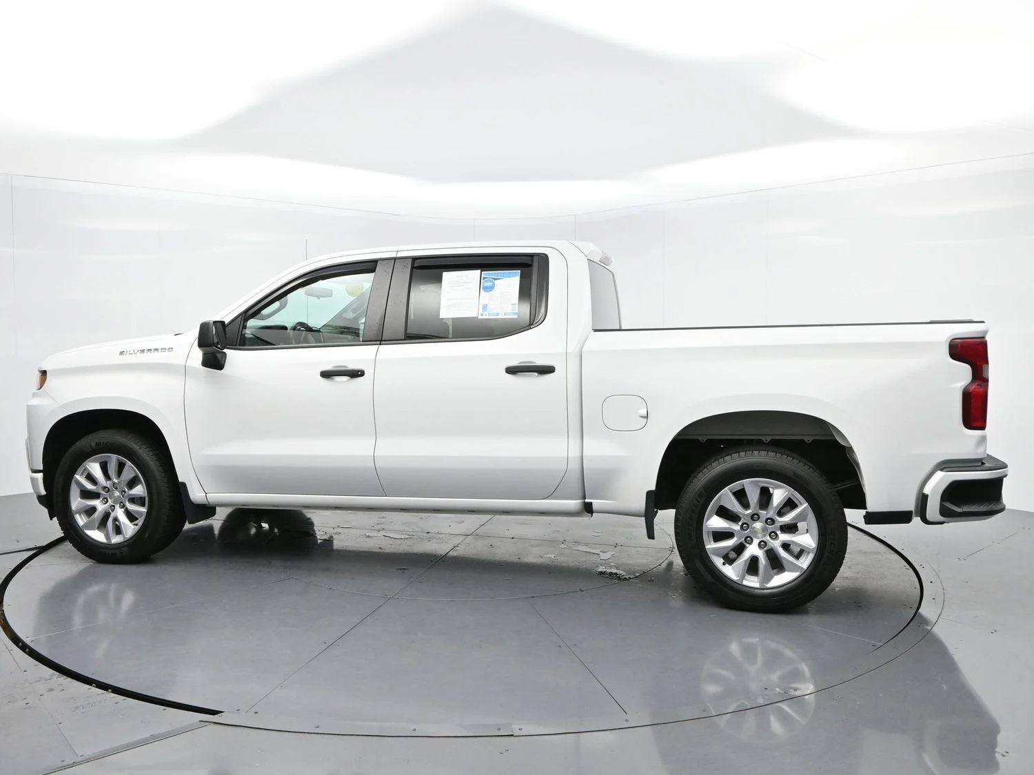 Used 2019 SUMMIT WHITE Chevrolet Custom image 5