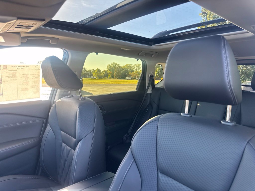 New 2026 Champagne Silver Metallic / Super Black Two-tone Nissan Platinum image 12