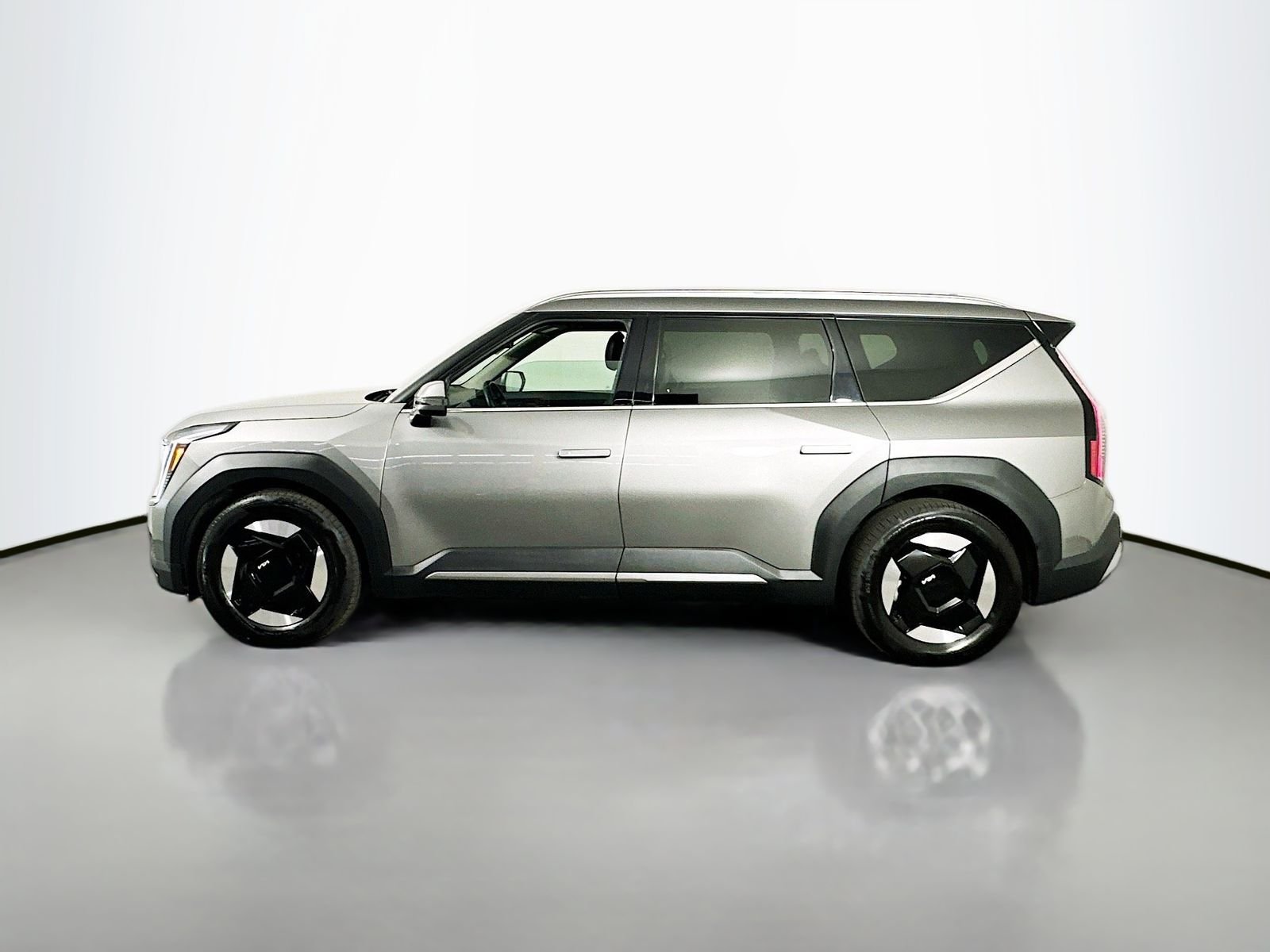 Used 2024 Pebble Gray Kia Wind image 4