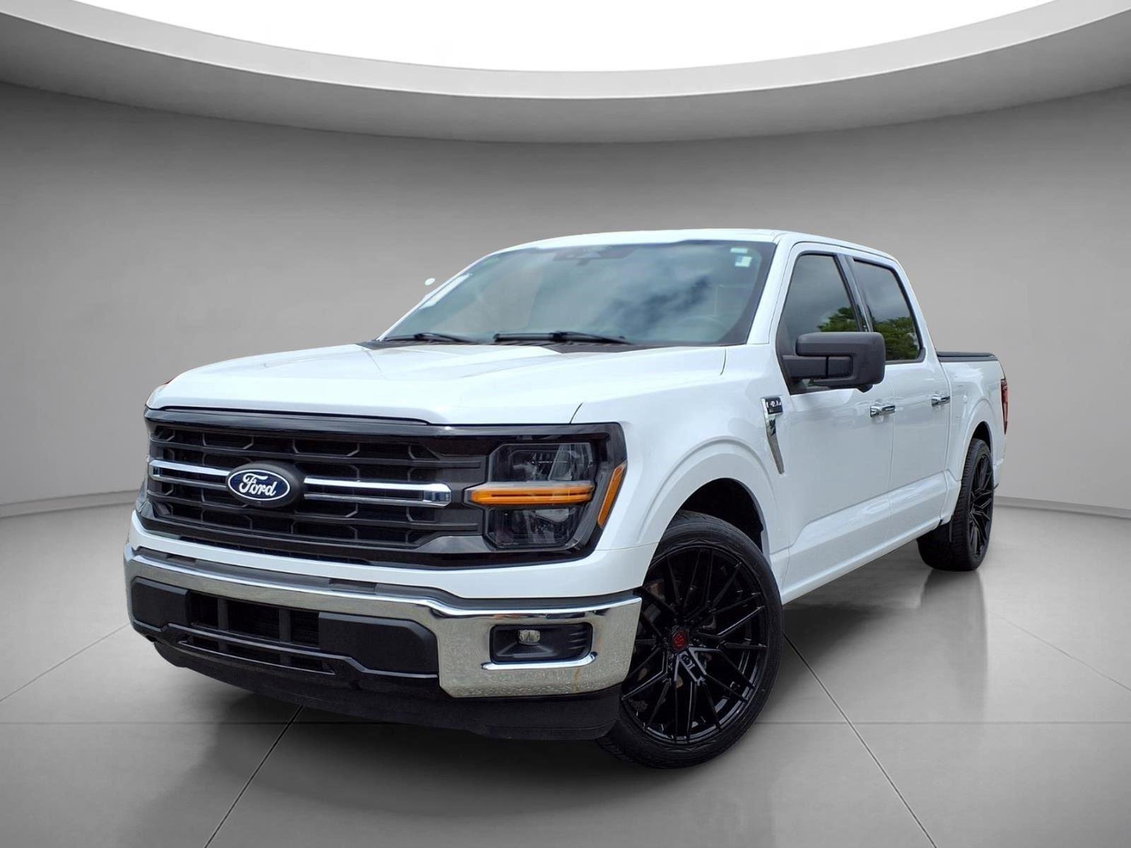 New 2024 Oxford White Ford XLT image 1