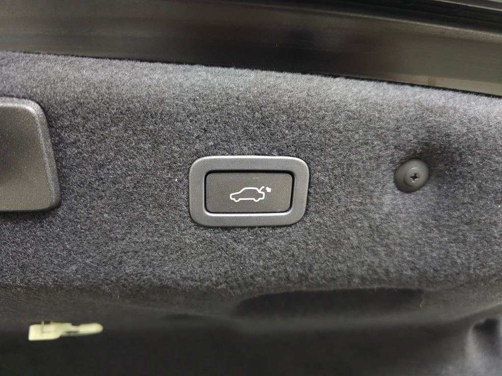 Used 2022  Jaguar R-Dynamic SE image 7