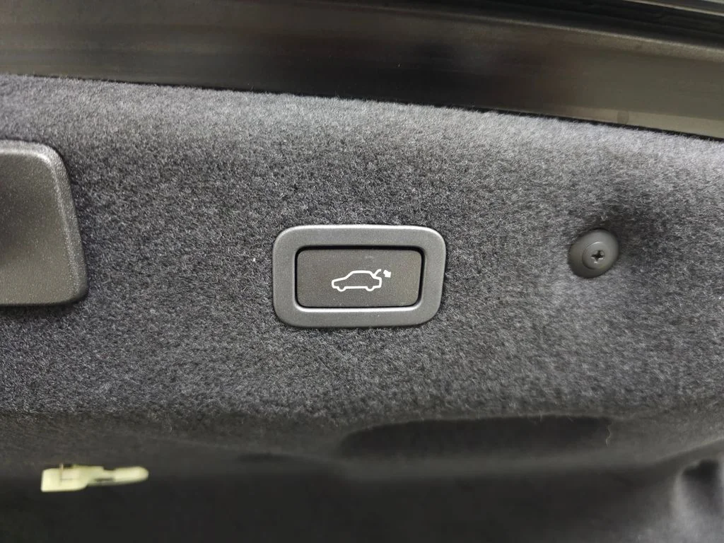 Used 2022  Jaguar R-Dynamic SE image 7