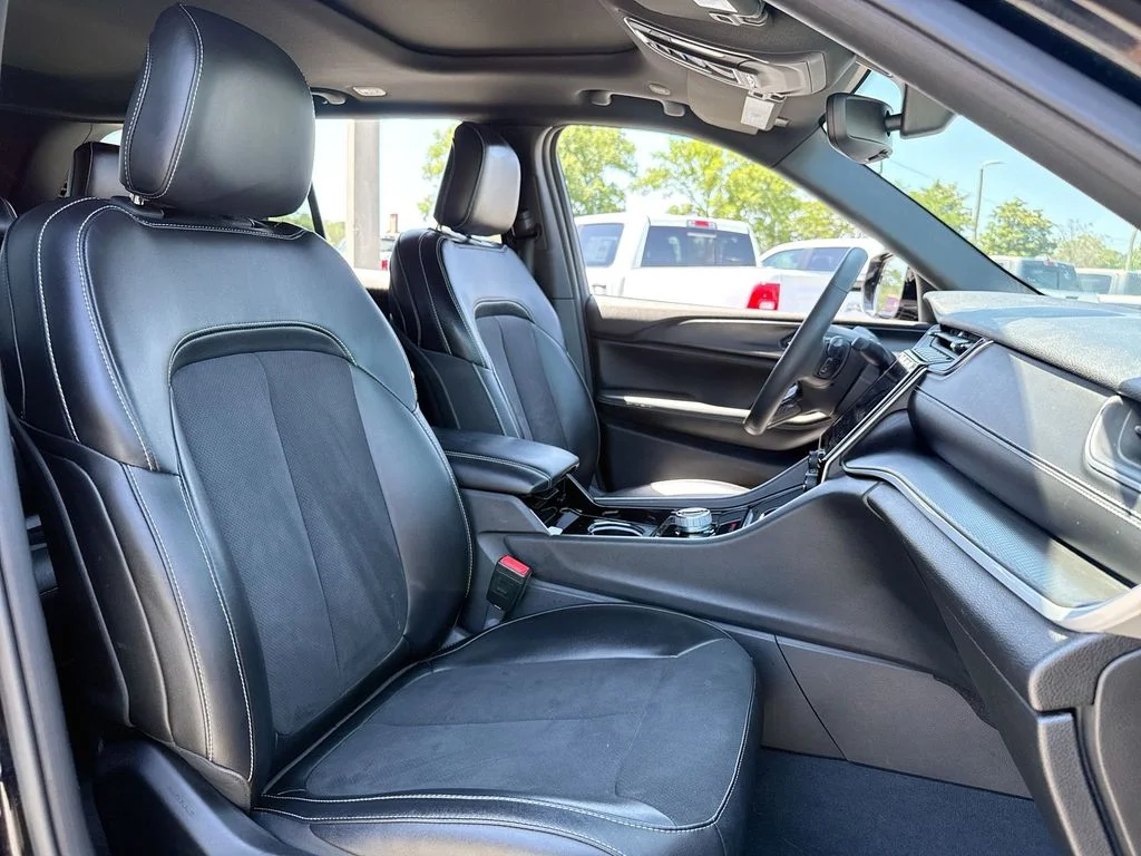 Used 2023 Diamond Black Jeep Altitude X image 28
