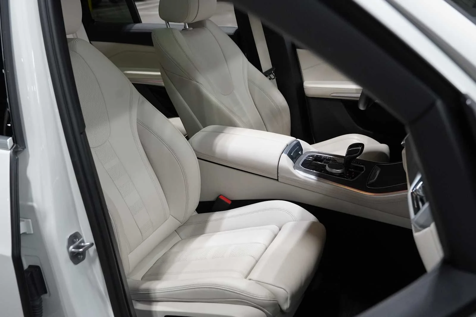 Certified Used 2022 Alpine White BMW xDrive40i image 11