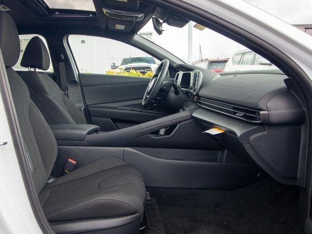 New 2026 White Hyundai SEL Sport Premium image 17
