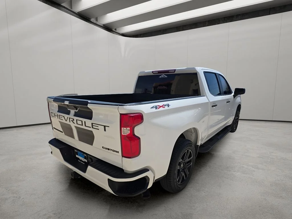 Used 2022 White Chevrolet Custom image 5