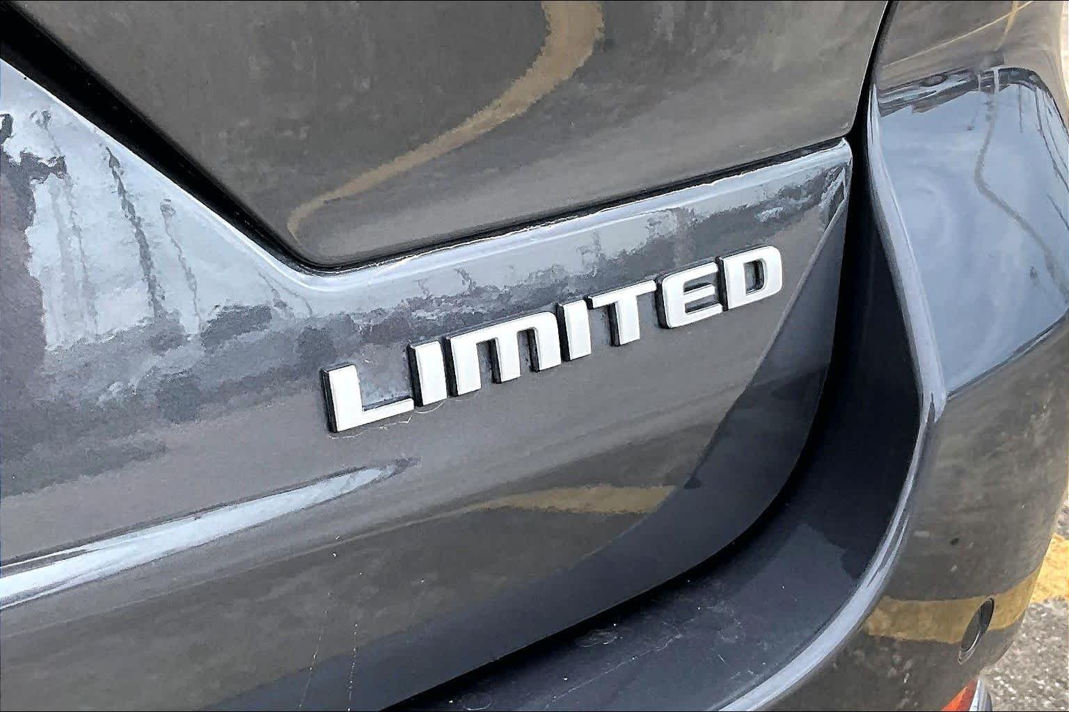 Used 2024 Baltic Gray Metallic Clearcoat Jeep Limited image 11
