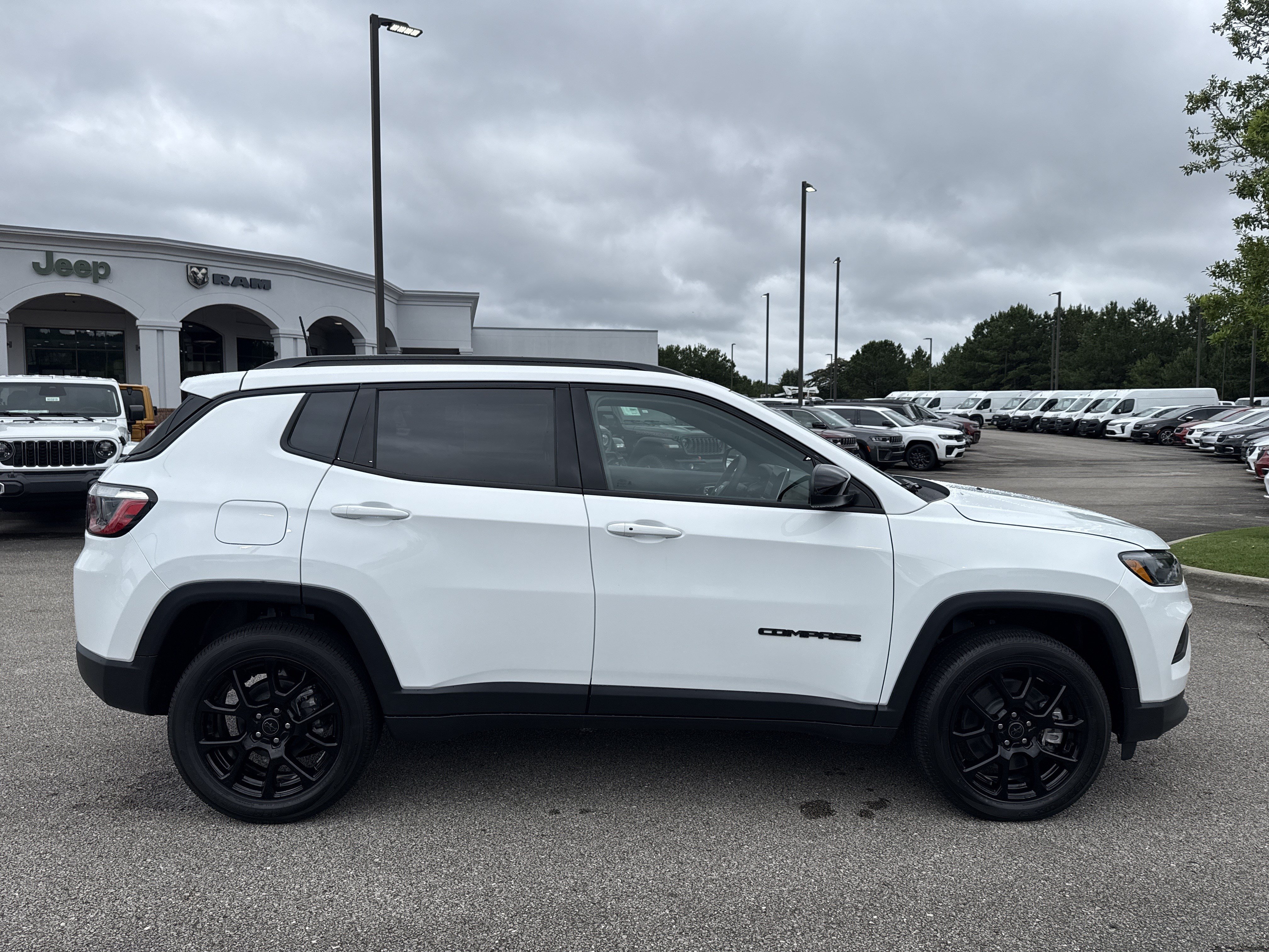 New 2026 Bright White Clear-Coat Exterior Paint Jeep Latitude image 8