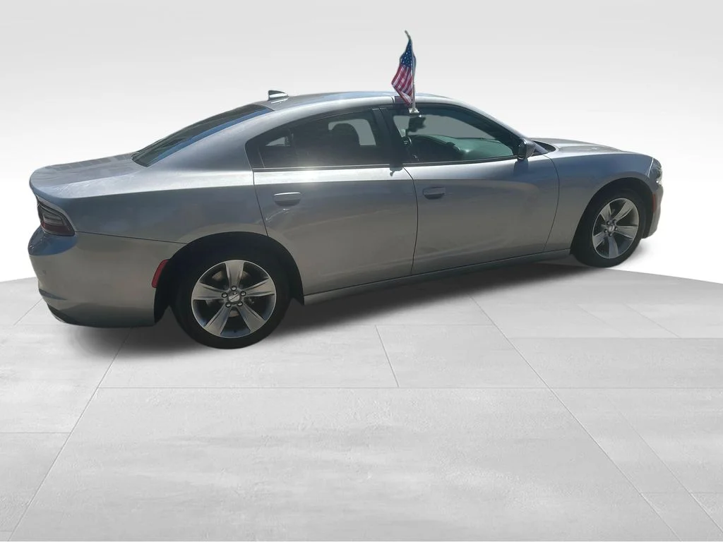 Used 2018 Silver Dodge V6 image 29