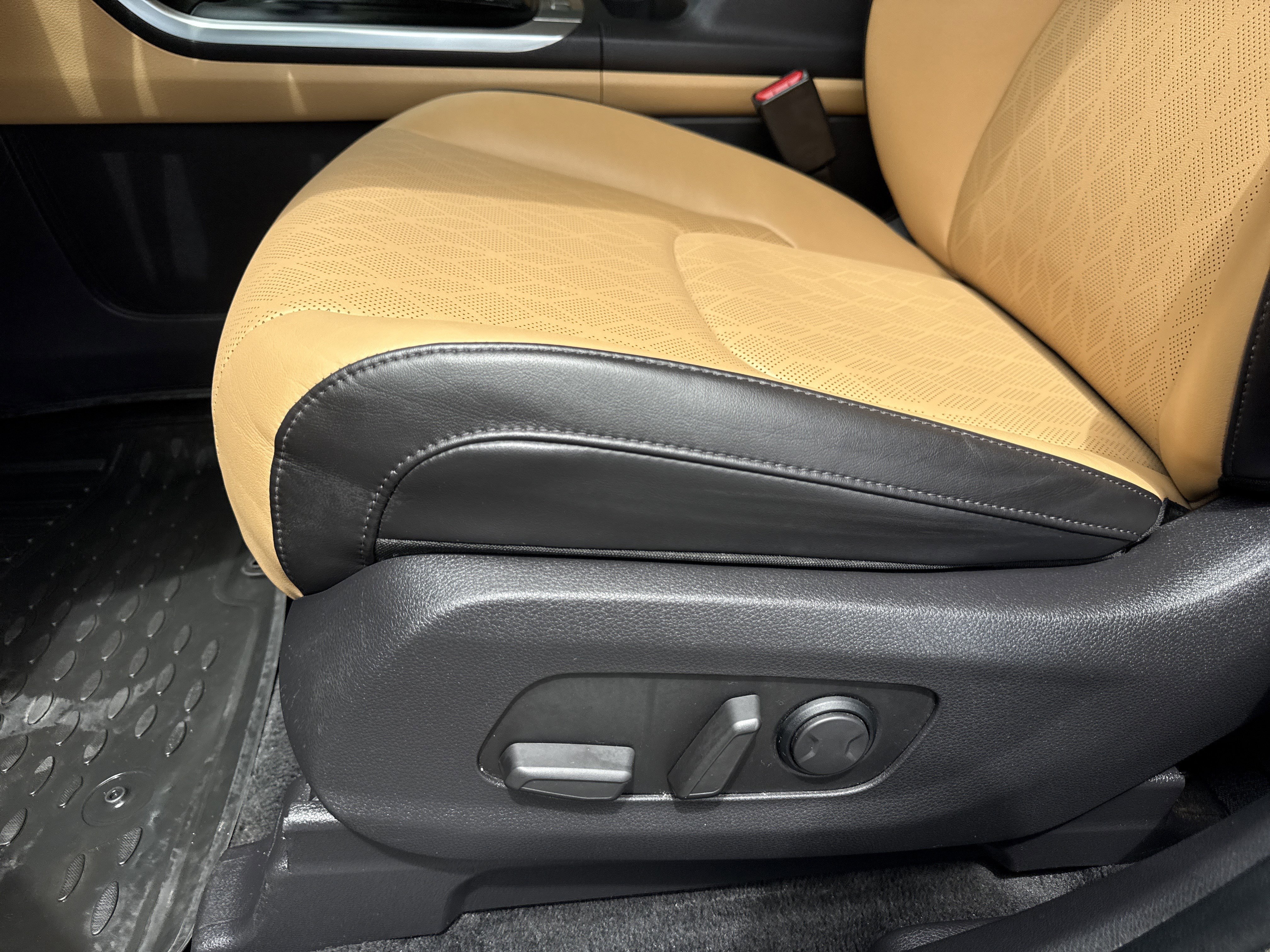Used 2024 Snow White Pearl Kia LX image 12