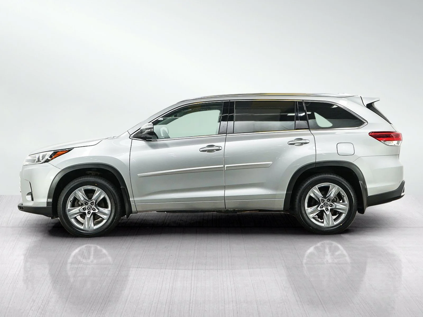 Used 2017 Toyota Highlander Limited with VIN 5TDDZRFHXHS454774 for sale in Burnsville, Minnesota