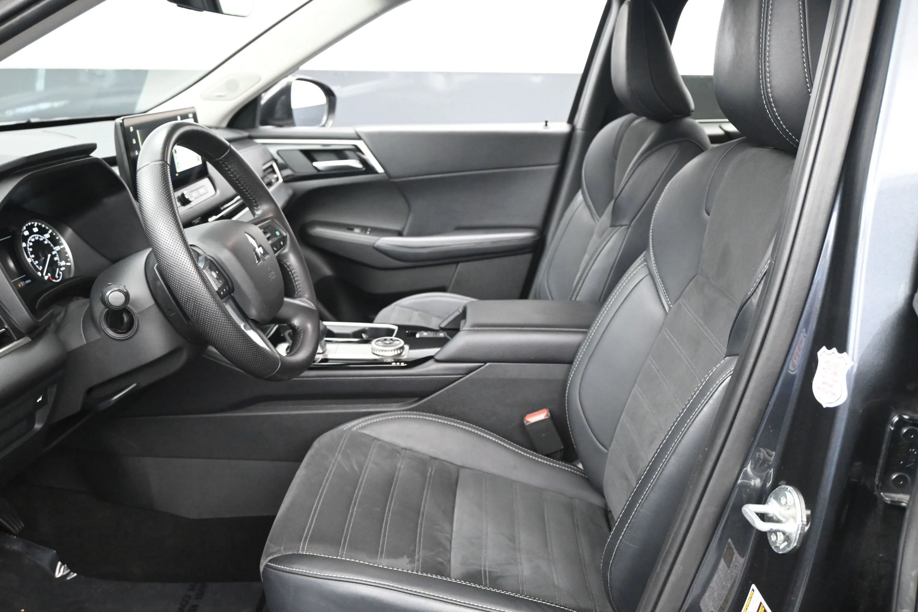 Used 2025  Mitsubishi  image 9