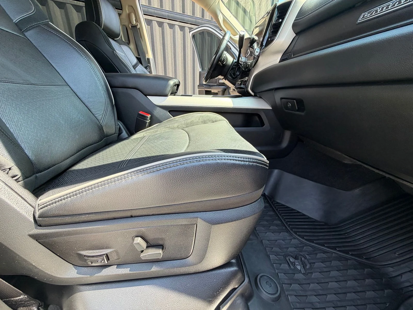 Used 2022 White Ram Laramie image 32