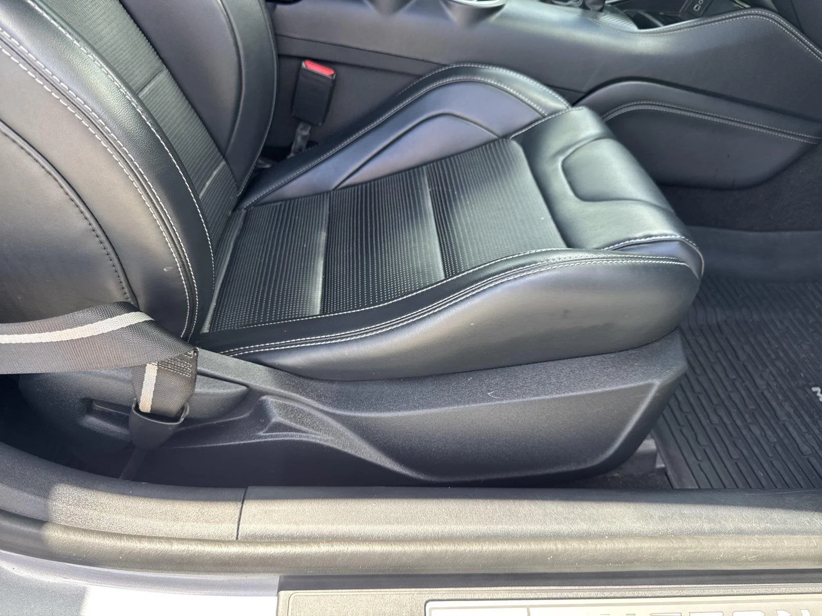 Used 2024 Iconic Silver Ford GT Premium image 32