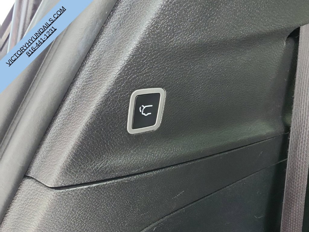 Used 2025 White Chrysler Select image 37