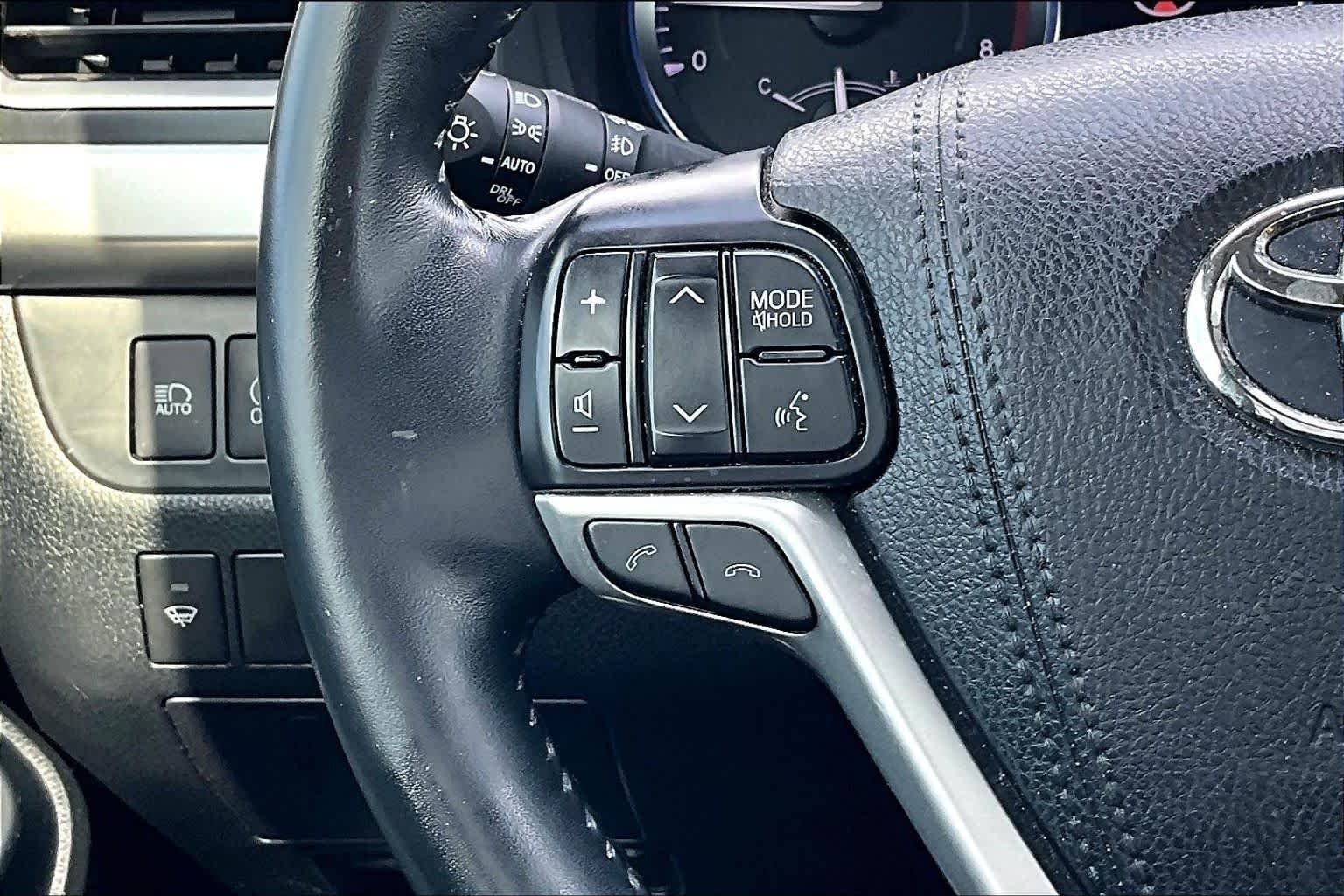 Used 2018 Blizzard Pearl Toyota XLE image 24