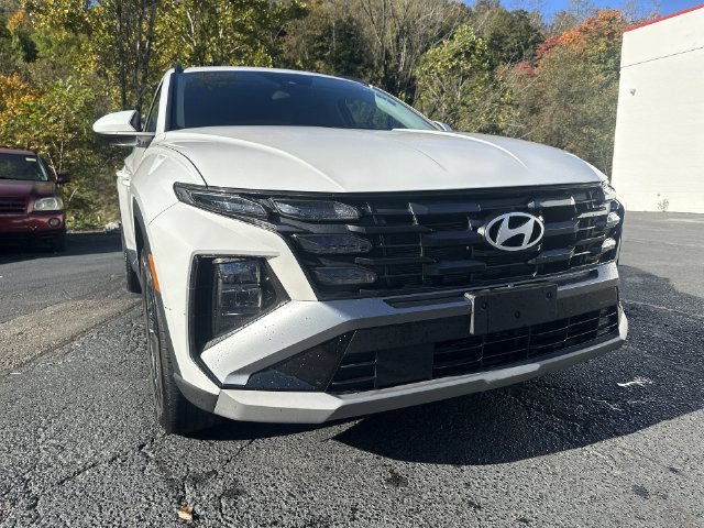 Used 2025 White Hyundai SEL image 18