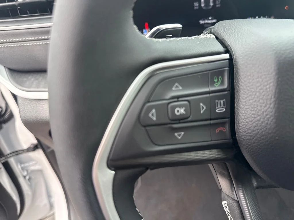 New 2026 Bright White Clear-Coat Exterior Paint Jeep Laredo X image 18
