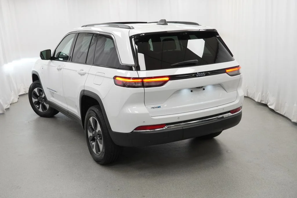 Used 2022 White Jeep 4xe image 12