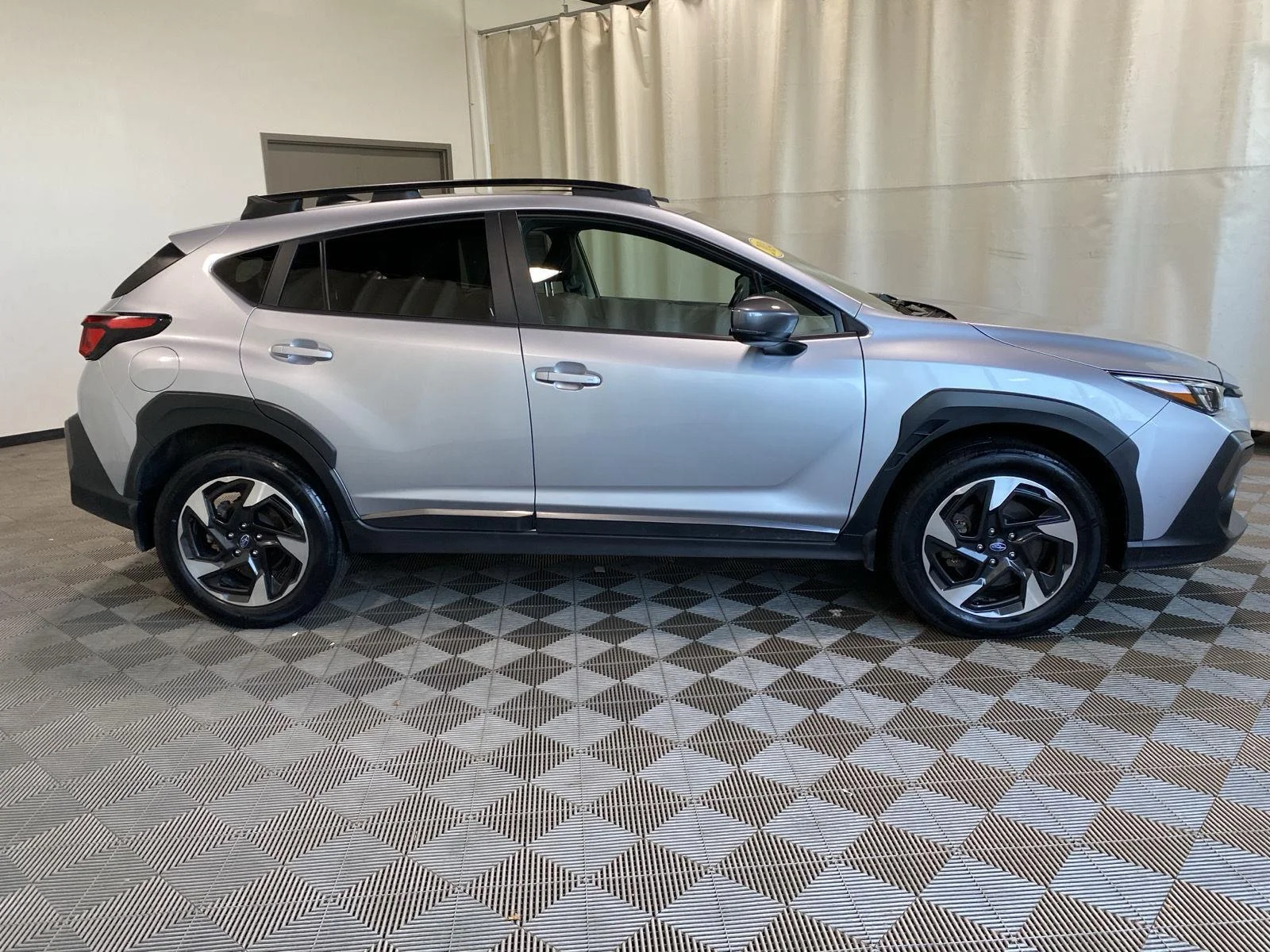 Used 2024 Ice Silver Metallic Subaru Limited image 16