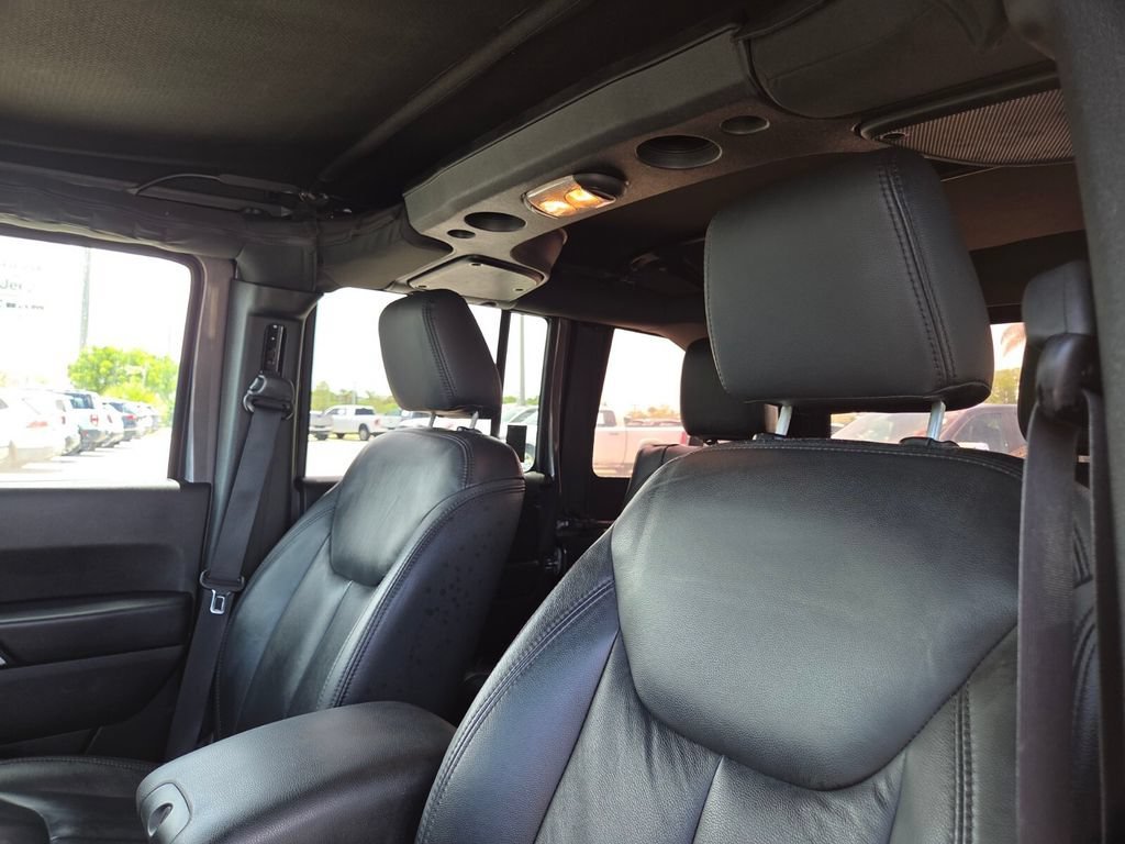 Used 2017 Granite Crystal Metallic Clearcoat Jeep Sahara image 28