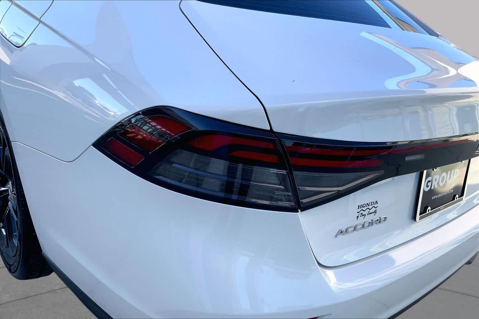 Used 2025 Platinum White Pearl Honda SE image 28