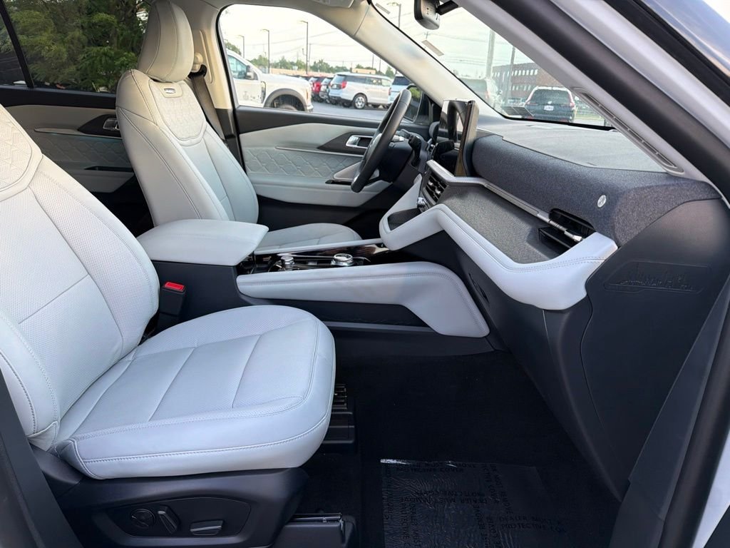 New 2026 Star White Metallic Tri-Coat Ford Platinum™ image 6
