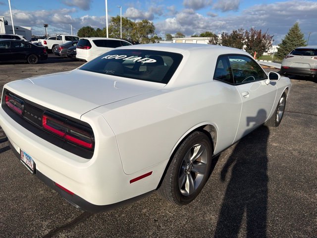 Used 2016 White Dodge SXT image 4