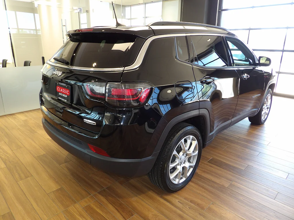 Used 2023 Diamond Black Crystal Pearl Coat Jeep Latitude Lux image 6