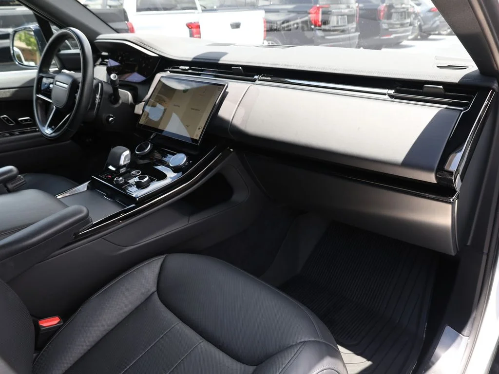 Used 2023 White Land Rover SE Dynamic image 21
