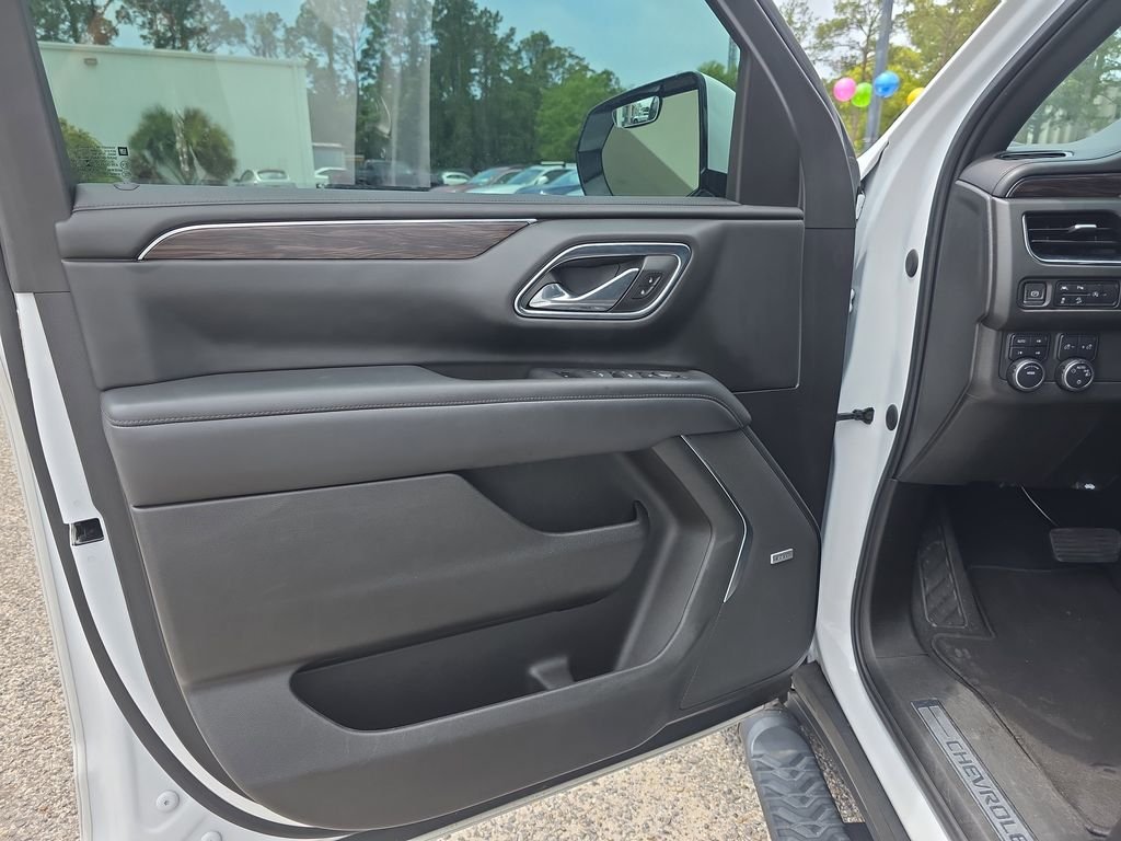 Used 2023 White Chevrolet Z71 image 17