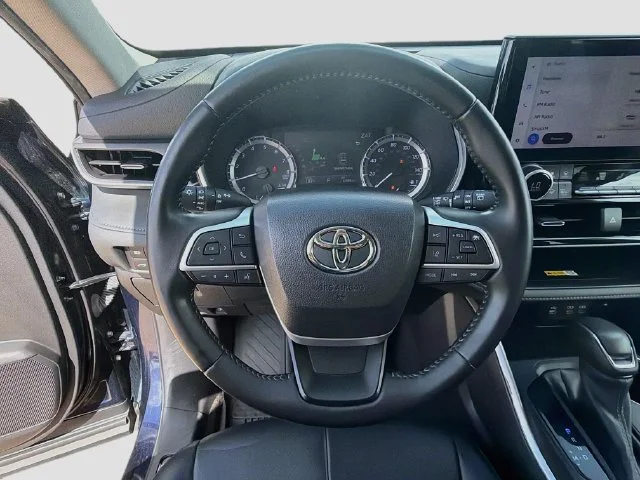 Certified Used 2023  Toyota XLE image 11