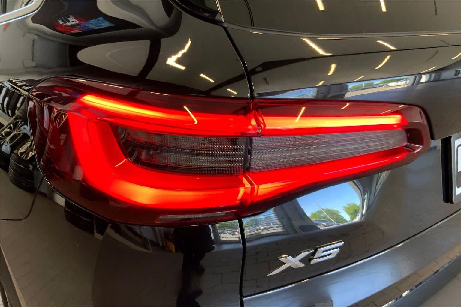 Used 2021 Black Sapphire Metallic BMW xDrive40i image 27
