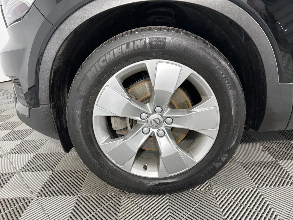 Used 2020 Black Stone Volvo Momentum image 12