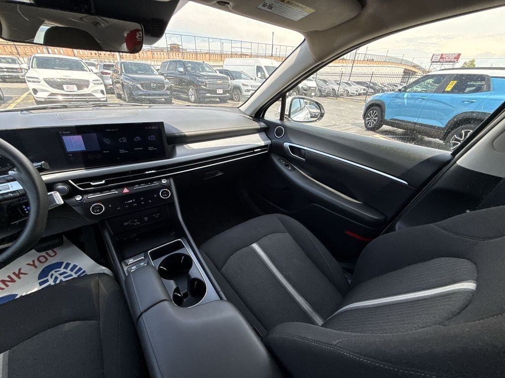 Used 2025 White Hyundai SEL image 53