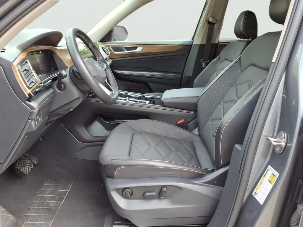 Used 2024  Volkswagen 2.0T SE w/Technology image 15